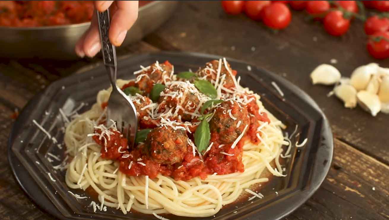 Спагетти с фрикадельками в томатном соусе фото рецепт