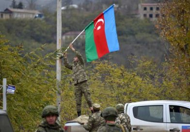 Ադրբեջանական զորքերը դրոշն են դնում նախագահական շենքի գլխին