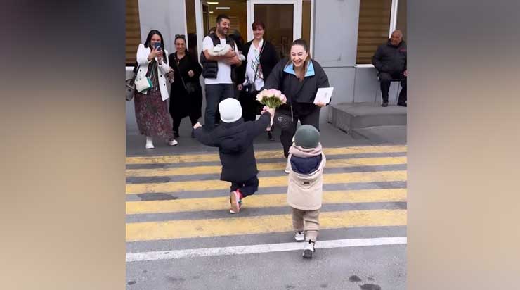 Ինչպես է Սոնա Ռուբենյանը` սկեսուրի և մայրիկի ուղեկցությամբ, դուրս գրվում հիվանդանոցից (Տեսանյութ)