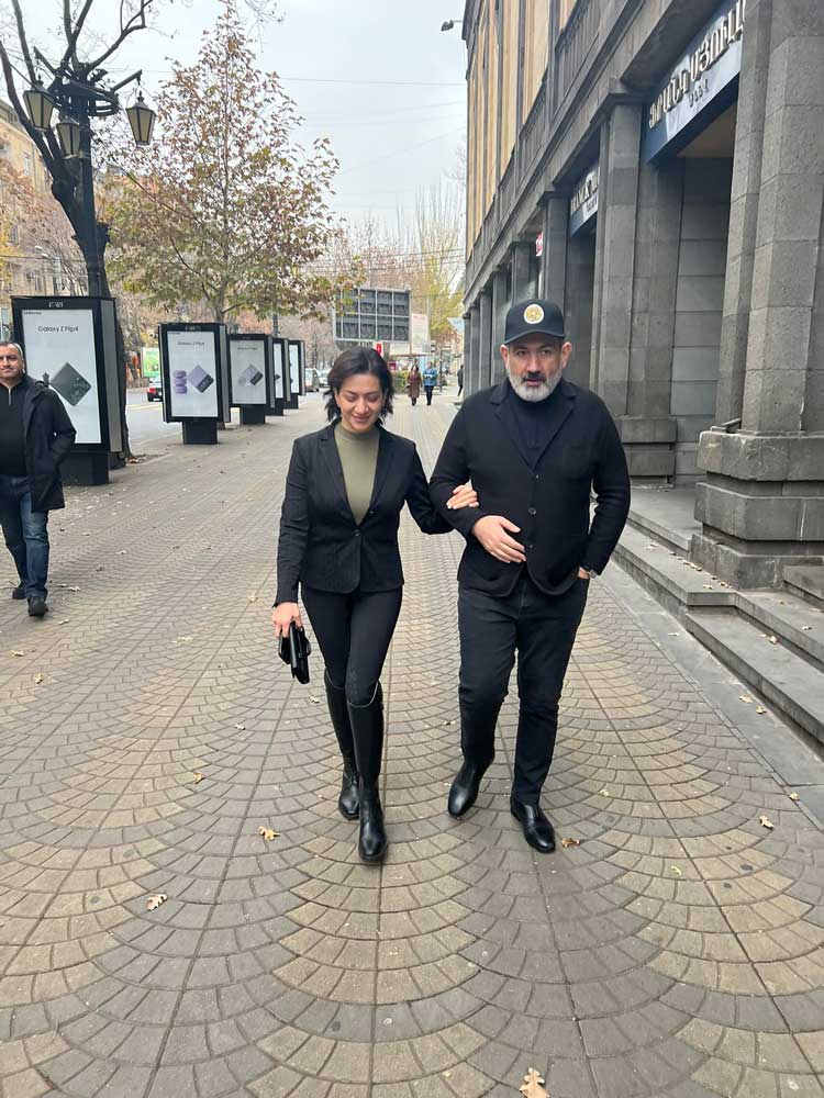 Աննա Հակոբյանը Նիկոլ Փաշինյանի հետ զբոսնում է Երևանում (ֆոտո)