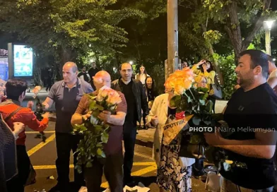 Երևանում ծաղկավաճառները անվճար ծաղիկներ են բաժանում ջահերով երթի մասնակիցներին