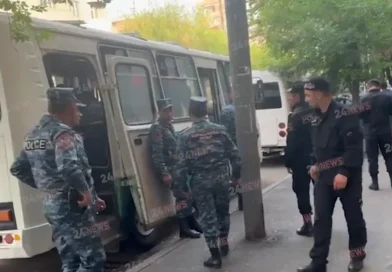 Ոստիկանական մեծ ուժեր են կուտակվել Պարոնյան փողոցում (Տեսանյութ)