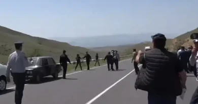 Քաղաքացիները փակել են Երևան-Մեղրի ավտոճանապարհը (Տեսանյութ)
