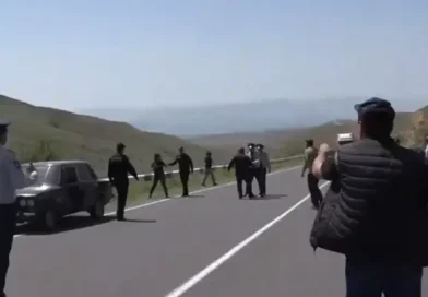 Քաղաքացիները փակել են Երևան-Մեղրի ավտոճանապարհը (Տեսանյութ)