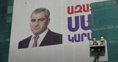 «Տաշիր» առևտրի կենտրոնից ապամոնտաժում են Սամվել Կարապետյանի մեծ գրությամբ պաստառը «Տաշիր» առևտրի կենտրոնից ապամոնտաժում են Սամվել Կարապետյանի մեծ գրությամբ պաստառը