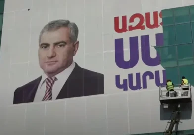 «Տաշիր» առևտրի կենտրոնից ապամոնտաժում են Սամվել Կարապետյանի մեծ գրությամբ պաստառը