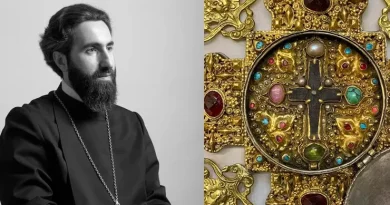 Շատ շուտով, սիրելիներ, դուք ևս երջանկությունը կունենաք տեսնելու և խոնարհվելու այս հրաշափառ աստվածային մասունքին Շատ շուտով, սիրելիներ, դուք ևս երջանկությունը կունենաք տեսնելու և խոնարհվելու այս հրաշափառ աստվածային մասունքին