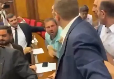 ԱԺ նիստը վերածվեց ծեծկռտուքի․ նոր կադրեր