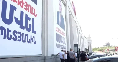Դալմա մոլից հանում են Սամվել Կարապետյանի լուսանկարով պաստառը Դալմա մոլից հանում են Սամվել Կարապետյանի լուսանկարով պաստառը