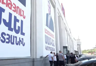 Դալմա մոլից հանում են Սամվել Կարապետյանի լուսանկարով պաստառը