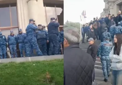 «Ամո՛թ, ամո՛թ»․ լարված իրավիճակ՝ գյումրեցիները հավաքվել են քաղաքապետարանի դիմաց