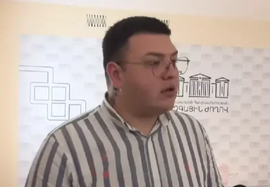 Դաջվածքով դպիրն այս անգամ էլ ԱԺ-ում ՔՊ-ական պատգամավորի օգնական է