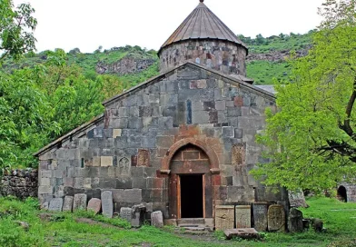 Քաղաքացին հայտնել է, որ Գնդեվանք վանական համալիրի կարգալույծ եղած հոգևոր հովվին տվել է մոտ 29 հազար դոլար գումար և 1 մլն դրամի արծաթ