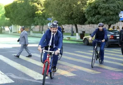 Փաշինյանը Երևանում հեծանիվով հայտնվել է խցանման մեջ Փաշինյանը Երևանում հեծանիվով հայտնվել է խցանման մեջ