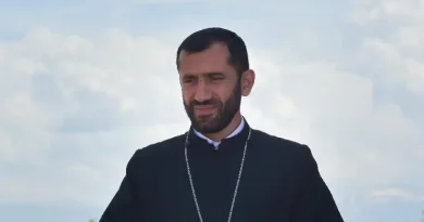 Ո՞վ է Տեր Երվանդ քահանա Բաբայանը, ո՞ւմ պատարագին այս կիրակի մասնակցելու է Նիկոլ Փաշինյանը