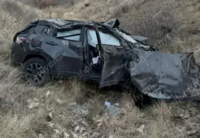 Տիգրանաշենի ոլորաններում մեքենան դուրս է եկել երթևեկելի գոտուց և հայտնվել ձորում․ ամուսիններին տեղափոխվել են հիվանդանոց