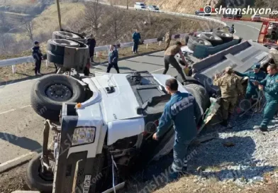 Բերդ-Ճամբարակ ճանապարհին բեռնատարը կողաշրջվել է. վարորդին դուրս են բերել մեքենայից հատուկ տեխնիկայով