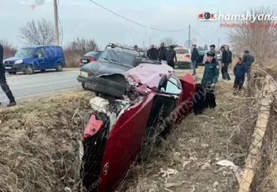 Բախվել են «Volga»-ն և «Hyundai Elantra»-ն․ վերջինը կողաշրջված հայտնվել է փոսում