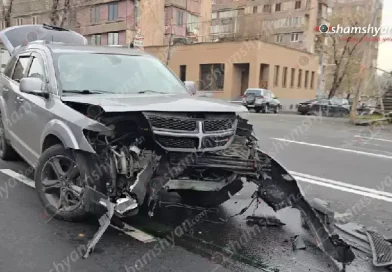 Ռուբինյանց փողոցում բախվել են «Tesla»-ն ու «Dodge»-ը. սկսվել է յուղի և անտիֆրիզի արտահոսք