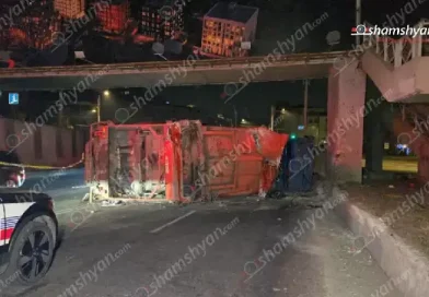 Քաղաքապետարանի աղբատարը բախվել է բետոնե պատնեշին, ապա վերգետնյա կամրջի բետոնե սյանը. կա վիրավոր