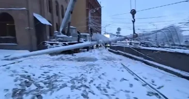 Մաշտոցի պողոտայի թունելի մոտ էլեկտրասյուները հիմքից պոկվել ու տապալվել են