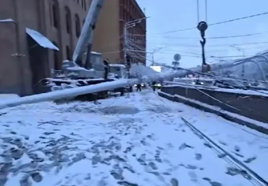 Մաշտոցի պողոտայի թունելի մոտ էլեկտրասյուները հիմքից պոկվել ու տապալվել են