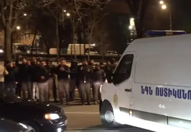 Սամվել Կարապետյանը ԱԱԾ մեկուսարանից տեղափոխվում է տուն (ուղիղ) Սամվել Կարապետյանը ԱԱԾ մեկուսարանից տեղափոխվում է տուն (ուղիղ)