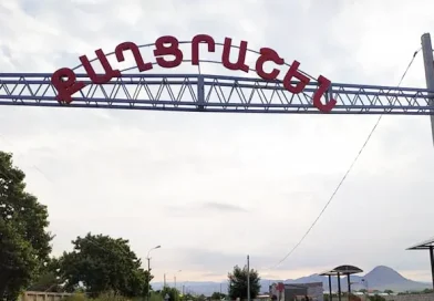 Արարատի մարզի դպրոցի դահլիճում 16-ամյա տղաները վիճաբանել են, այնուհետև նրանցից մեկի քեռիները հանդիպել են երեխաներից մեկի հորը և ծեծի ենթարկել