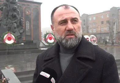 Մի խեղկատակ շոու է սարքում գյումրեցիների համար ողբերգական այս օրը. Ռուբեն Մխիթարյան