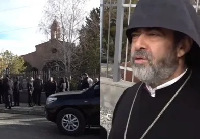 Այգեշատի եկեղեցում կախել են ՀՀ դրոշը. Սիոն Սրբազանը զեղչեց Վեհափառի անունը Այգեշատի եկեղեցում կախել են ՀՀ դրոշը. Սիոն Սրբազանը զեղչեց Վեհափառի անունը