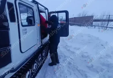 Արագածում փրկարարները, ձնաբքի պայմաններում ծննդկանին տեղափոխել են հիվանդանոց, ով ժամեր անց տղա է ունեցել Արագածում փրկարարները, ձնաբքի պայմաններում ծննդկանին տեղափոխել են հիվանդանոց, ով ժամեր անց տղա է ունեցել