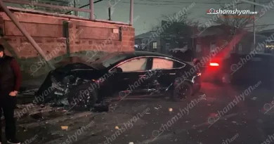 Բախվել են «Mercedes»-ն ու «Tesla»-ն, վերջինն էլ բախվել է խաչմերուկին տեղադրված երկաթե սյանը. կա վիրավոր