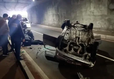 Մեքենան գլխիվայր շուռ է եկել․ քաղաքացիները փորձում են գիտակցության բերել տուժածին․ ՏԵՍԱՆՅՈՒԹ Մեքենան գլխիվայր շուռ է եկել․ քաղաքացիները փորձում են գիտակցության բերել տուժածին․ ՏԵՍԱՆՅՈՒԹ