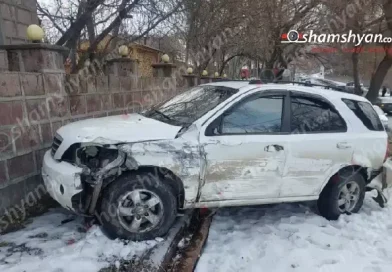 Ողջաբերդում բախվել են «Opel»-ն ու «Kia»-ն. վերջինը տապալել է փայտե էլեկտրասյունը, բախվել ծառին և հայտնվել բնակչի քարե պարսպի մոտ