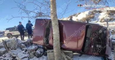 Սևան-Մարտունի ավտոճանապարհին «ՎԱԶ 2107»-ը դուրս է եկել ճանապարհի երթևեկելի գոտուց, հարվածել քարերին, ապա կողաշրջված բախվել ծառին