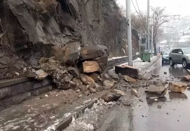 Քարաթափում՝ Մյասնիկյան պողոտայում․ ժայռաբեկորները փակել են ճանապարհը․ ՏԵՍԱՆՅՈՒԹ