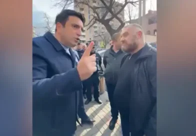 Մենք իրար հետ կանգնած խոսում էինք, եկավ հայհոյեց․ քաղաքացուն բերման ենթարկեցին (Տեսանյութ) Մենք իրար հետ կանգնած խոսում էինք, եկավ հայհոյեց․ քաղաքացուն բերման ենթարկեցին (Տեսանյութ)