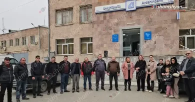 Լարված իրավիճակ՝ Արտաշատ քաղաքի «Արդշինբանկ»-ի դիմաց․ մեծ թվով քաղաքացիներ չեն կարողանում 6 տարի է բանկում գրավադրված իրենց ոսկեղենը հետ ստանալ