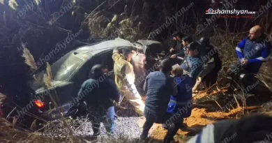 Տափերականում մեքենան հայտնվել է ջրատարում․ 4 վիրավորից 3-ին, որոնցից 2-ը անչափահասներ են, ջրից դուրս են բերել պարեկները