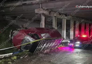 Մեքենան «Դվին» հանդիսությունների սրահի հարևանությամբ գտնվող կամրջից մի քանի մետր ընկել և կողաշրջված հայտնվել է դրա տակ Մեքենան «Դվին» հանդիսությունների սրահի հարևանությամբ գտնվող կամրջից մի քանի մետր ընկել և կողաշրջված հայտնվել է դրա տակ