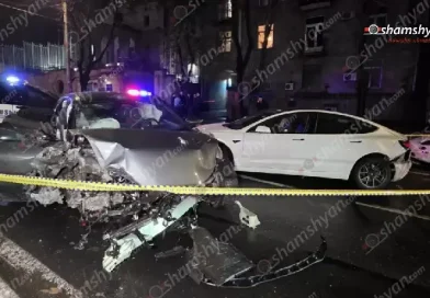 Ավտովթար՝ նախագահական նստավայրի մոտ․ ավտոմեքենաներից մեկը կոտրել է բազալտե եզրաքարերն ու բախվել մի քանի ծառերի. կան վիրավորներ