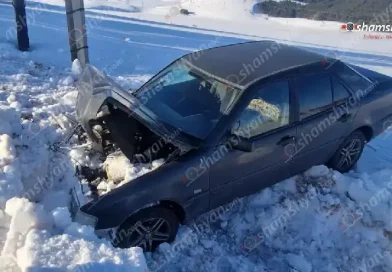 Ավտովթարի հետևանքով մեքենան հայտնվել է դաշտում՝ բախելով ձնակույտերին. կան վիրավորներ