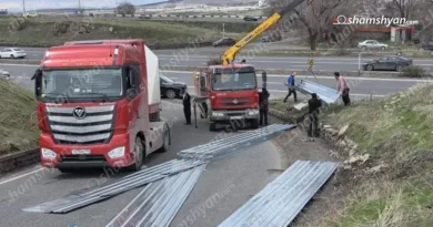 Բեռնատարից թիթեղները թափվել ու մասամբ փակել են Նոր Հաճն տանող ճանապարհը