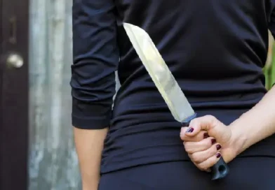 Արարատի մարզում 37-ամյա կինը հայհոյել է դպրոցի տնօրենին, սպառնացել դանակով ու վնասել է նրա «BMW»-ն Արարատի մարզում 37-ամյա կինը հայհոյել է դպրոցի տնօրենին, սպառնացել դանակով ու վնասել է նրա «BMW»-ն