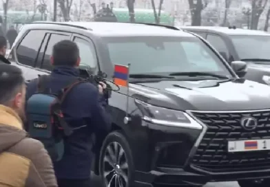 18–ամյա տղան թքել է Փաշինյանի մեքենայի վրա. նրան ձերբակալել և մեղադրանք են առաջադրել 18–ամյա տղան թքել է Փաշինյանի մեքենայի վրա. նրան ձերբակալել և մեղադրանք են առաջադրել