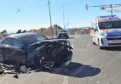 Խոշոր ավտովթար՝ Սիլիկյան խճուղում․ մեքենաներից մեկը հարվածել է հողաթմբերին, քարերին և հայտնվել երթևեկելի գոտուց դուրս. կա վիրավոր