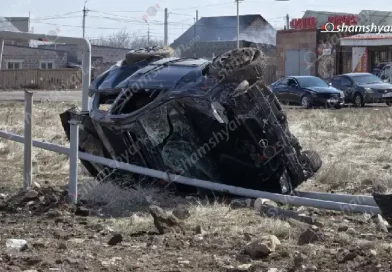 Մեքենան Եղվարդում կոտրել է փայտե էլեկտրասյունը և գազախողովակները ու կողաշրջվելով հայտնվել երթևեկելի գոտուց դուրս. սկսվել է գազի արտահոսք