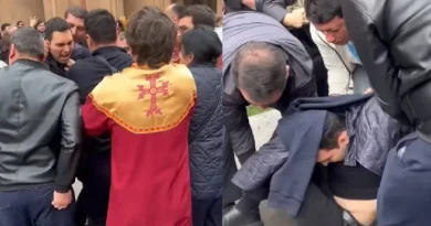 Վաղ առավոտյան իրավապահները նորից ներխուժել են երկվորյակ աշակերտների տուն