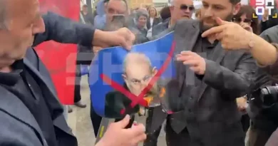 Մոսկվայում այրել են Փաշինյանի դիմանկարը