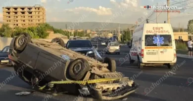 Բախվել են «Toyota Camry»-ն ու «Nissan Tiida»-ն․ վերջինս գլխիվայր շրջվել է